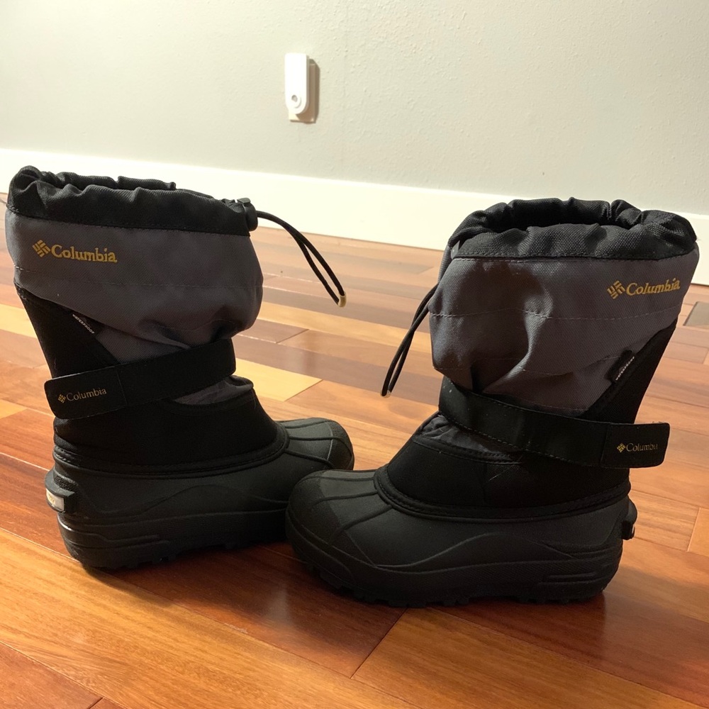 Boys Columbia snow boots - LIKE NEW !